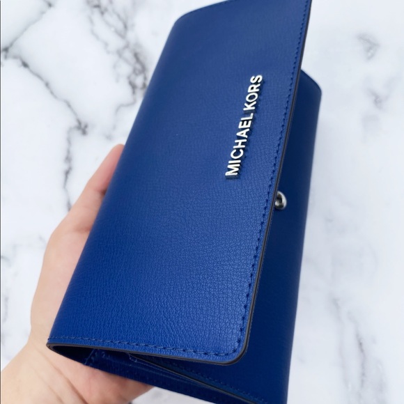 SALE‼️‼️ Michael kors large flap wallet carryall - Picture 6 of 8